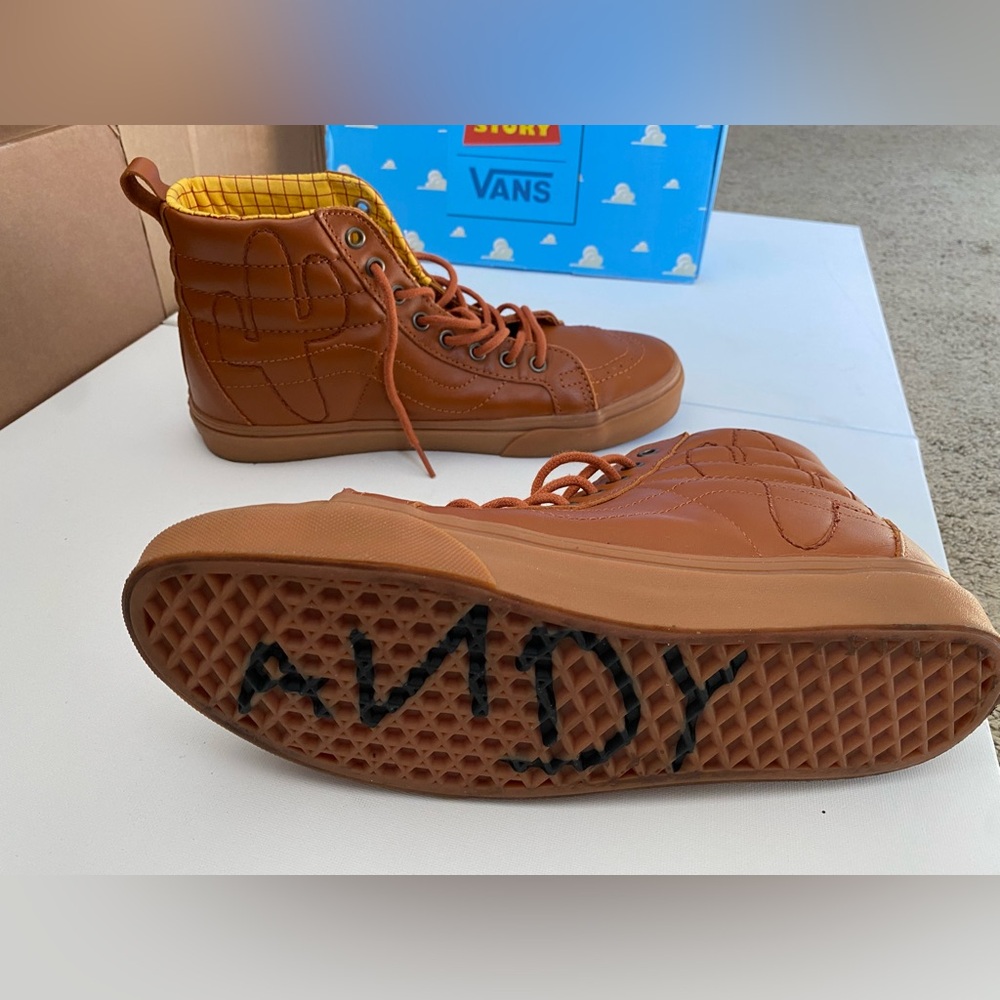 Vans RARE woody Sk8 Hi - MEN sz 9, Women 10.5 MINT CONDITION
